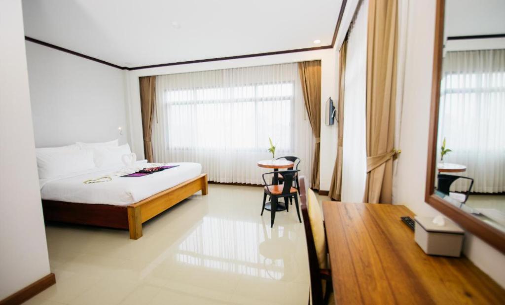 ואנג ויינג Sisombat Plaza Hotel מראה חיצוני תמונה